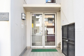 【エントランス】 | マンションの正面エントランス。出入りする人間を癒してくれるマンション入り口であり、その建物の「顔」でもあります。～即日のご見学可能～　お問合せはお気軽にどうぞ。