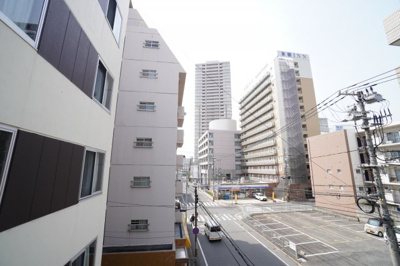 【展望】 | 【上質リノベ】オアシスマンションプレジデント光ヶ丘 | 【眺望】
広島駅から徒歩5分の立地なのと、3Fということで
あまり開けた眺望とは言えませんが、都会の景色の中にも
青空を臨むことが出来る眺望です！