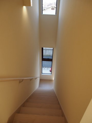 【内装】 | 泉田4丁目新築戸建② | 階段から光が差し込むデザイン