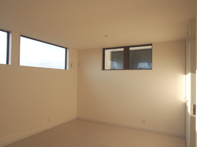 【内装】 | 泉田4丁目新築戸建② | 空が見えて素敵な洋室。