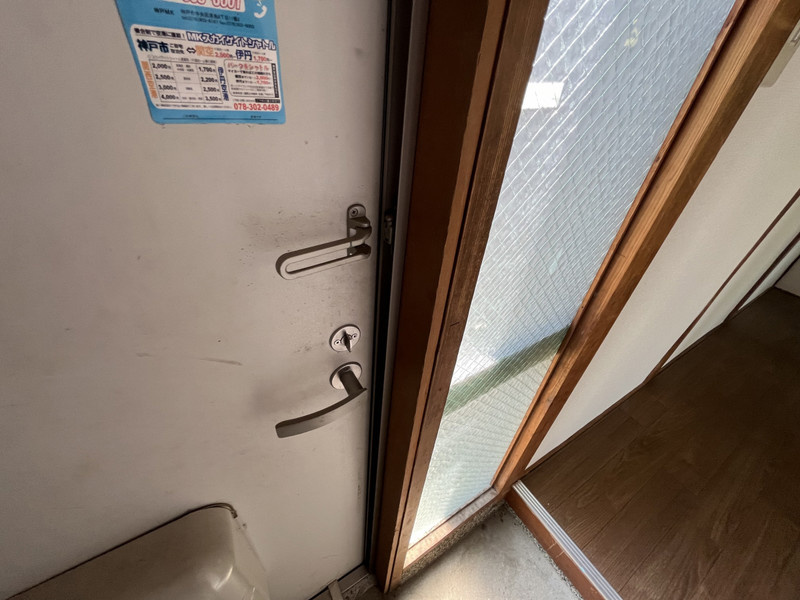 青谷ハイツの玄関