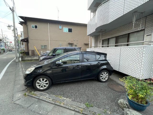 メゾンドシャンタルの駐車場