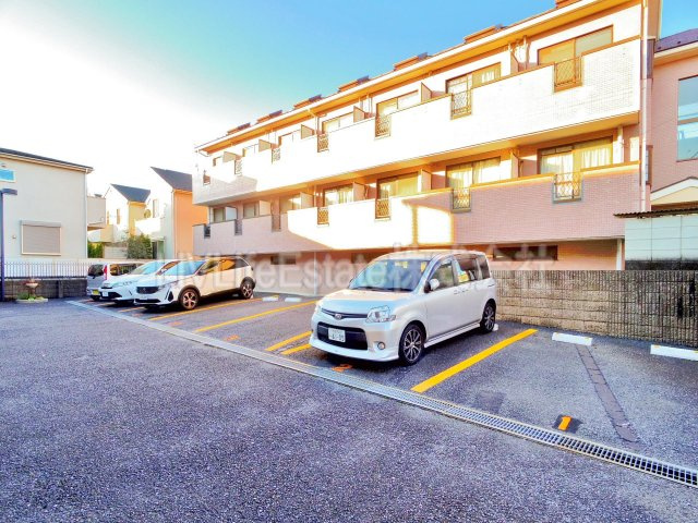 ヴィラトリアノンの駐車場