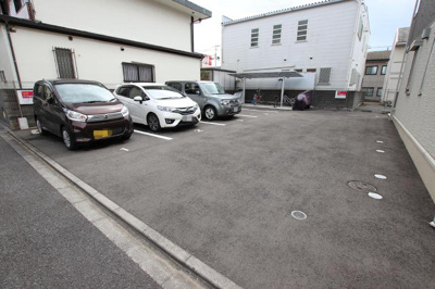 敷地内駐車場　別途契約（４台のみ、要空き確認）