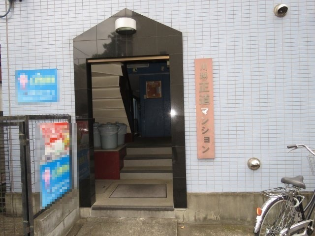 川越市久保町の賃貸マンションのエントランス