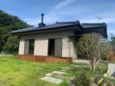 【外観】 | ☆古都南方 中古平屋☆ | ３DKを１LDKにリフォーム。薪ストーブ、車庫（倉庫）付平屋です