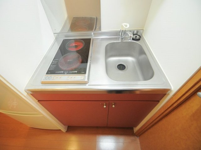 レオパレスラ・フォーレ一宮のキッチン|安心安全の電気コンロ、加熱力はばっちりのラジエントヒーター！