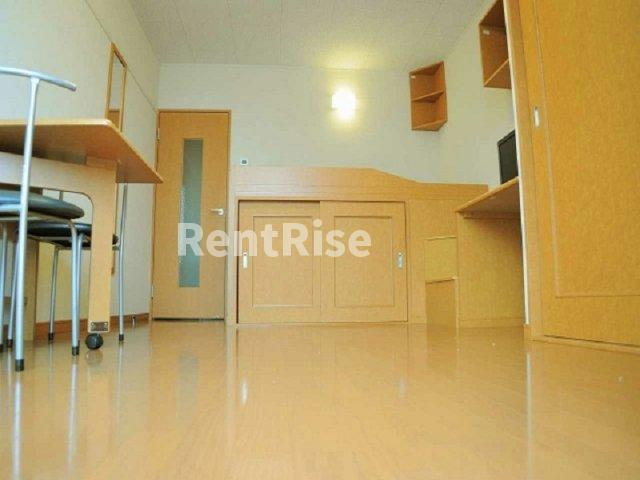 レオパレスラ・フォーレ一宮Ⅱの居間・リビング|１Ｆフローリング仕様　ベッド階段部分も収納となります