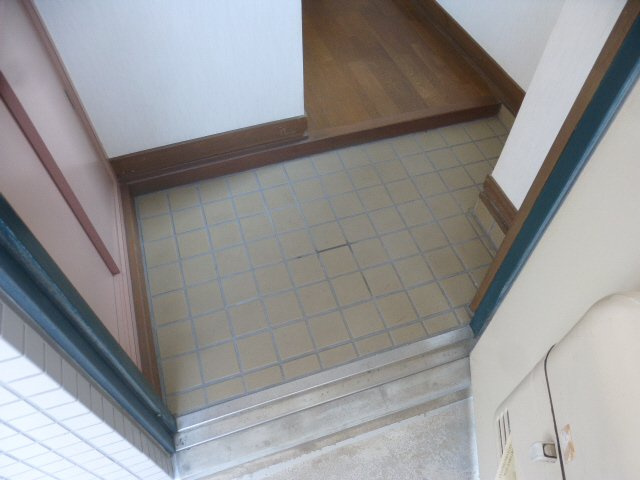 ハイツ日山の玄関