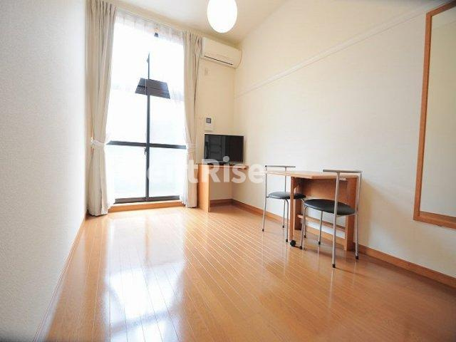 レオパレスファインの居間・リビング|大きい窓から日の光や風が良く入ります♪