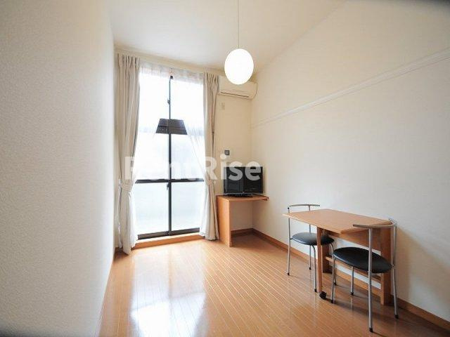 レオパレスファインの寝室|大きい窓から日の光や風が良く入ります♪