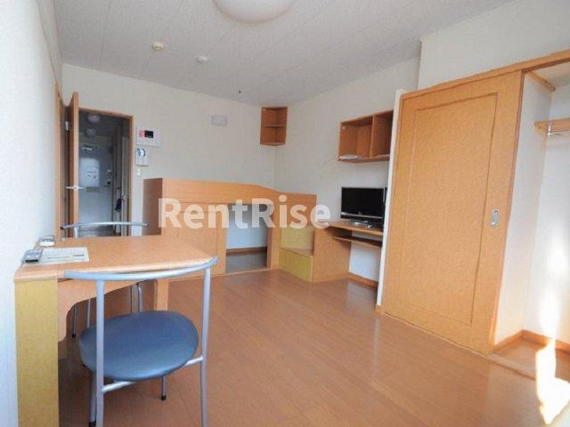 レオパレスＨＡＹＡＳＨＩ２の居間・リビング|机は用途に合わせて折りたたみ可能！