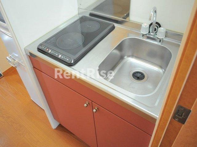 レオパレスフォンティーヌのキッチン|安心安全の電気コンロ、加熱力はばっちりのラジエントヒーター！