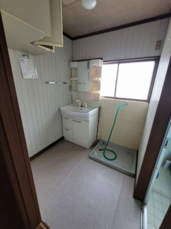 【洗面所】 | 独立洗面台です。室内洗濯機置き場にもなっています。