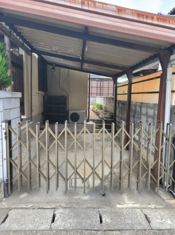 彦根市大藪町の一戸建ての駐車場|アコーディオン門扉付きの駐車場です。