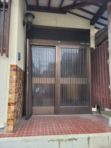 彦根市大藪町の一戸建てのエントランス|引戸の玄関です。