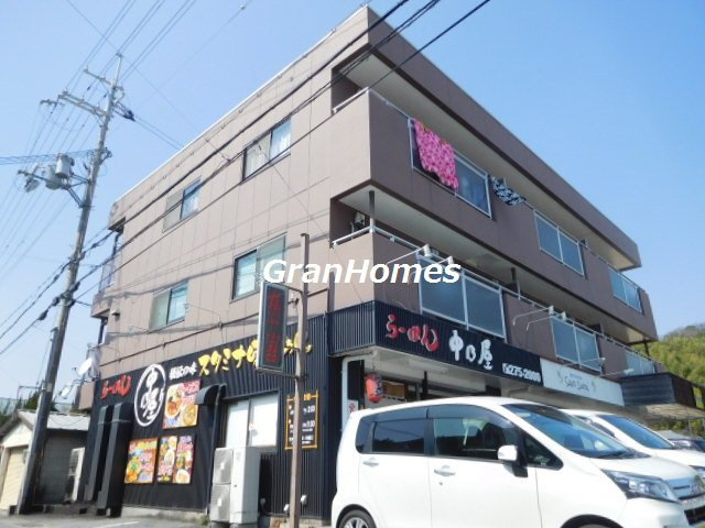 ニューエスコーポ B棟の外観