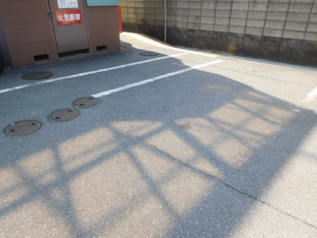 ニューエスコーポ B棟の駐車場
