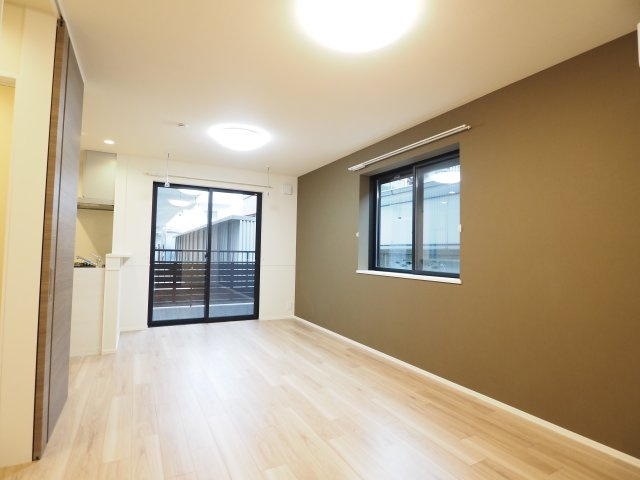 【居間・リビング】 | AJOUREE YOGA | アクセントクロスもおしゃれなリビング♪