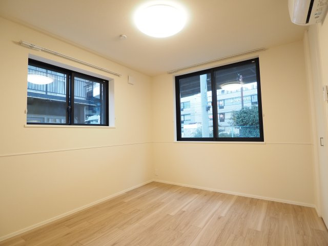 【洋室】 | AJOUREE YOGA | ２面採光で明るさや風通しも良好！