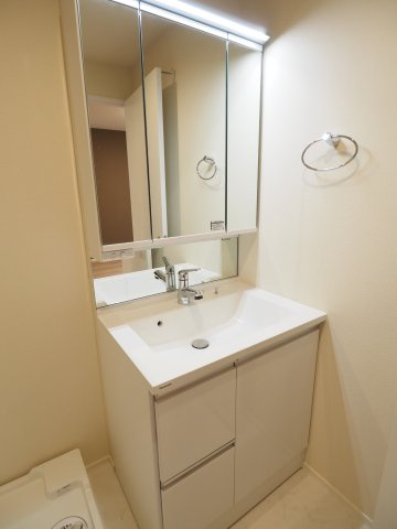 【独立洗面台】 | AJOUREE YOGA | 重宝する３面鏡タイプ！