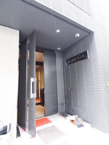 【エントランス】 | AJOUREE YOGA | オートロック完備でセキュリティ面も安心。