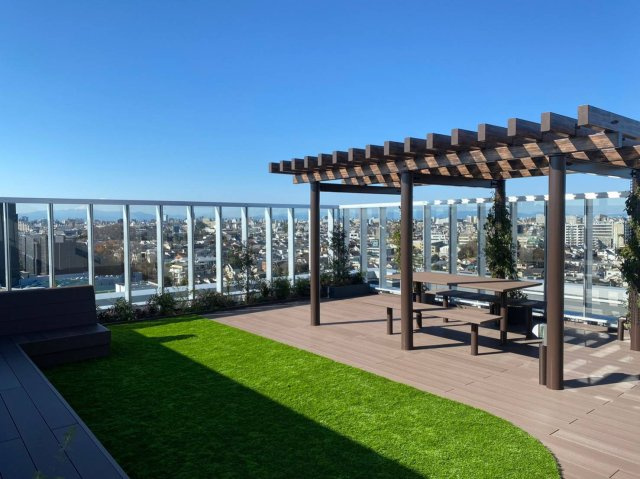 プラウド中目黒のその他共用部分|屋上部分がルーフトップガーデンとして居住者に開放されています。貸切（有償）でちょっとしたイベントも実施可能です