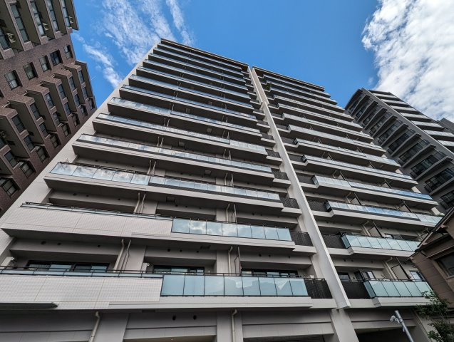 プラウド中目黒の外観|ガラス手摺がアクセントとなるスタイリッシュな外観（建物南西側）