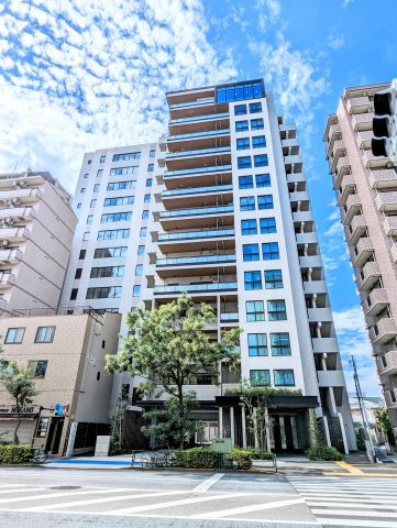 プラウド中目黒の外観|山手通り側の外観。道路の対面から