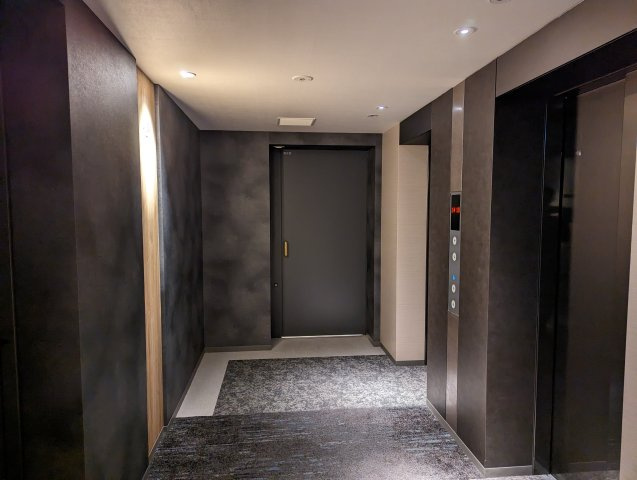 プラウド中目黒のその他共用部分|14階エレベータ前。正面奥の扉の向こうはペントハウスライブラリーです