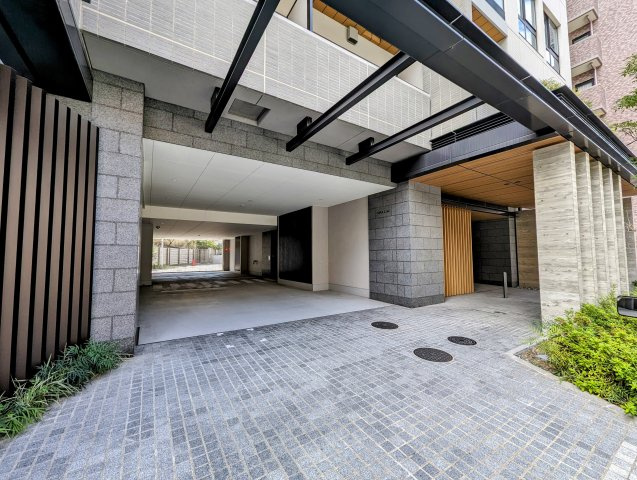 プラウド中目黒のエントランス|車路