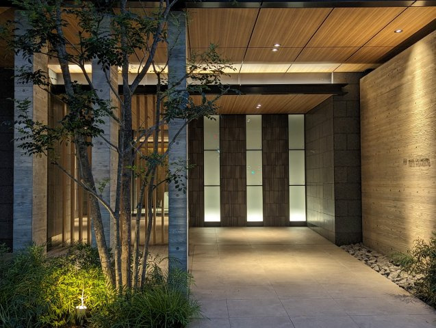 プラウド中目黒のエントランス|夜ライトアップされたエントランスの様子