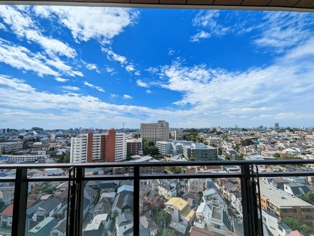 プラウド中目黒の展望|毎回新作品に出会える。青空のキャンパスに描かれる様々な雲の絵を愉しみましょう