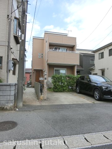 検見川町１丁目　中古戸建の前面道路含む現地写真|2011年建築　３LDK＋WIC 　土地約37.7坪　南公道面　カースペース並列２台