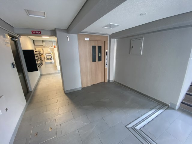 【ロビー】 | Uresidence緑地公園 | 宅配ボックス付きのエレベーターホール