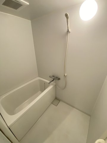 【浴室】 | Uresidence緑地公園 | 白くシンプルな浴室