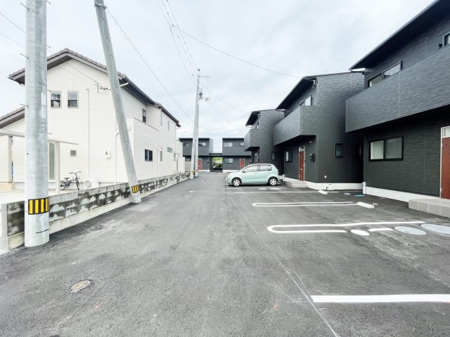スクエア春日の駐車場