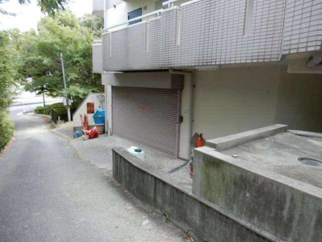 サンマリン名谷の駐車場