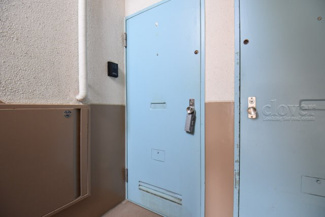 【その他共用部分】 | レトロ感を感じさせる玄関ドア。中古物件の場合、ドア自体は交換できませんが、お部屋の購入後、カギの交換は推奨しております。