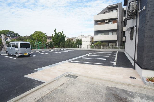 レイアフォレストⅢの駐車場