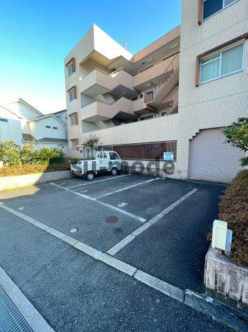 伸栄ハイツの駐車場