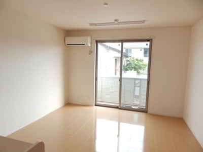 【居間・リビング】 | ヒルズビュー | こちらのリビングで趣味の時間をお楽しみください