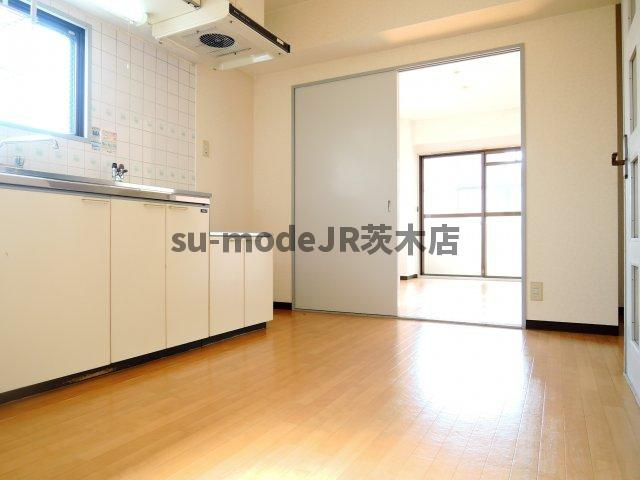 735柳ビルの居間・リビング