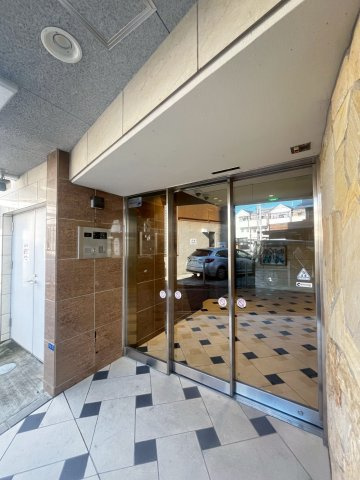 SERENiTE千里丘のエントランス