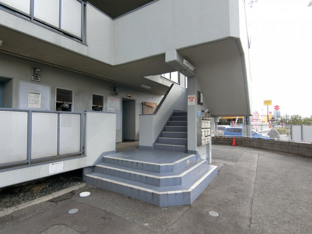 鮎川ハイツのエントランス