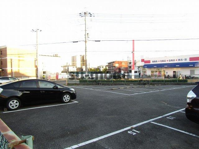 フォレスタ19の駐車場