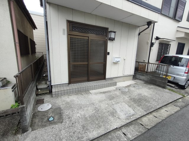 岩槻区小溝貸家の駐車場|カースペースがあります
