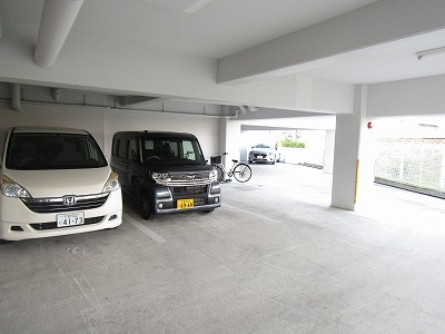 ロイヤル南茨木の駐車場