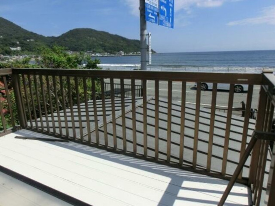 【バルコニー】 | 伊東市宇佐美　戸建 | 海望む広いワイドバルコニー