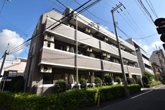 【外観】 | 即日のご見学も可能です！お気軽にお問い合わせください！
青空によく映える建物です。手入れの行き届いた外壁やマンション正面エントランスなど、綺麗な姿をぜひ一度、現地にてご覧ください。